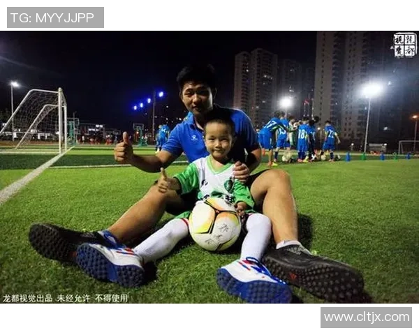 足球明星与小孩的温馨互动瞬间展现梦想与希望的交汇